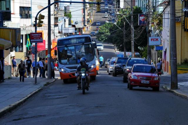  Santa Maria, RS, Brasil, 10/11/2017.Ruas com maior circulação de ônibus entrarão no Programa Avançar CidadesNa foto: Rua Riachuelo.