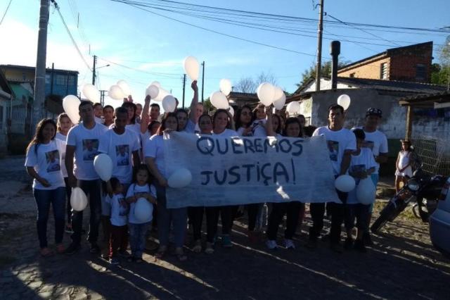 Familiares de Patrick Mendes da Cruz, 20 anos, fazem protesto no bairro Itaimbé. Jovem foi morto com cinco tiros 