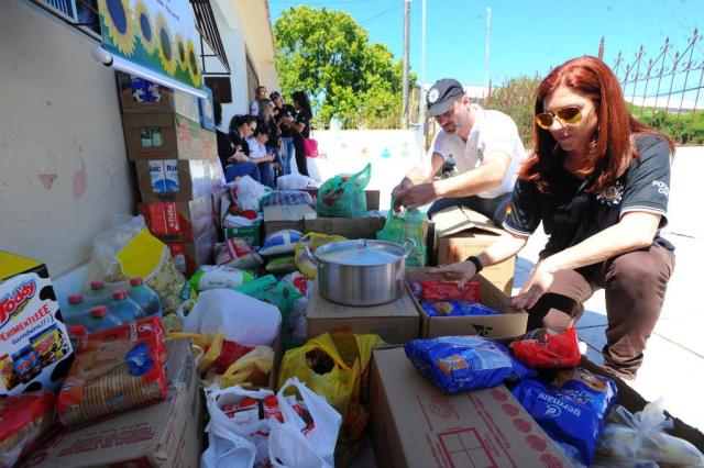  entrega alimentos Polícia Civil na escolinha comunitária no bairro Lorenzi/Fim da greve-Escrivã da Delegacia de Homicídios de Santa Mariam - Elisabete Binatto-Representante regional do sindicato dos escrivães, inspetores e investigadores de polícia (Ugeirm) - Leonardo Trevisan