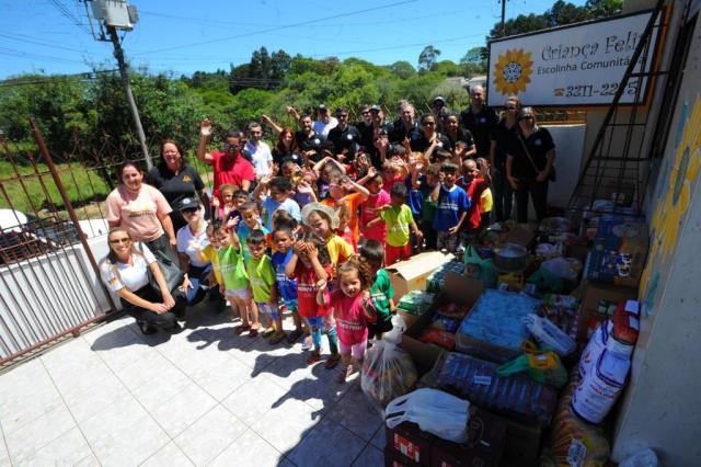  entrega alimentos Polícia Civil na escolinha comunitária no bairro Lorenzi/Fim da greve