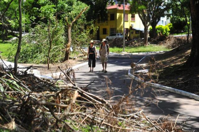  SANTA MARIA, RS, BRASIL. 14/11/2017.Situação de alguns locais após o temporal. NA FOTO: Paula Bader, 42 anos, e Gabriel Richieri, 55 anos, poeta (casal uruguaio)FOTO: GABRIEL HAESBAERT / NEWCO DSM