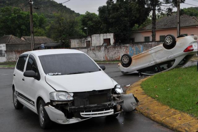  SANTA MARIA, RS, BRASIL. 16/11/2017.Acidente com carro capotado na Avenida dos Ferroviários.FOTO: CHARLES GUERRA / NEWCO DSM