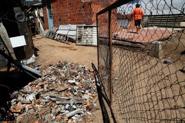  Santa Maria - RS - BRASILSituação em Santa Maria um mês depois da tempestade de 19 de outubro de 2017Case casaCasa que ficou destruída na rua Aristides Pedroso, no bairro Passo d¿Areia, em Santa MariaAntão Oswaldo Trindade, 50 anosMaria Elizabeth Pedroso, 42 anosDouglas Pedroso, 8 anos