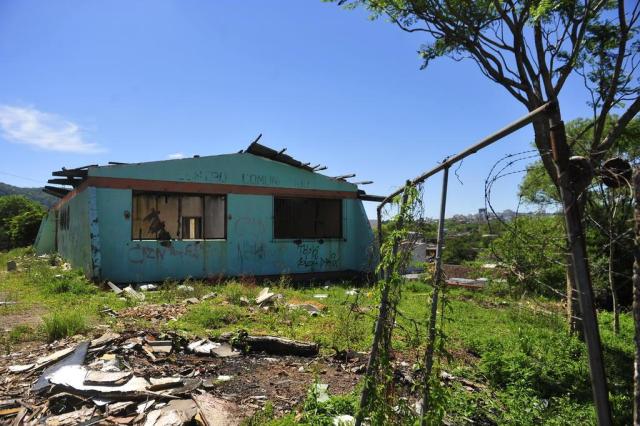  SANTA MARIA, RS, BRASIL. 06/11/2017.Há seis meses, os moradores reclamam da falta de iluminação na rua.Case: Roberto Pereira Inácio (roxo); Maria Lúcia Trindade (cabelo solto); Sandra Regina Schlemmer (cabelo preso) FOTO: GABRIEL HAESBAERT / NEWCO DSM