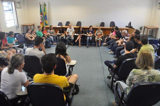 Os professores do 2º Núcleo do Cpers/sindicato tiverem uma audiência na tarde desta segunda-feira, 20 de novembro de 2017, com a promotora regional de Educação, Rosangela Corrêa da Rosa, para pedir a mediação dela com o governo estadual. O Executivo anunciou que até que os professores encerrem a greve, a mesa de negociações não será reaberta. Já a categoria se recusa a encerrar a greve sem que as reivindicações sejam aceitas pelo Estado.