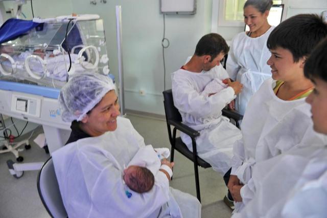  Santa Maria, RS, Brasil , 20/11/2017.Mãe de outros três, mulher dá a luz à trigêmeos no Hospital Universitário de Santa Maria. Família precisa de doações.1 ¿ Eliane Aparecida Corrêa Braga, 34 anos  - dona de casa/ desempregada - mãe 2- Rômulo Vieira da Silva - 39 anos ¿ pedreiro- pai 3- Pâmela Braga da Silva  - 14 anos primeira filha 4- Cauan Braga da Silva ¿ 11 anos (de cinza) 5- Ruan  Braga da Silva ¿ 11 anos  BEBÊS João Miguel Braga da SilvaHora do nascimento ¿ 12h29minPeso -  2,6 kg  e Tamanho - 47 cm Cecília Braga da SilvaHora do nascimento ¿ 12h30minPeso -  1,565kg Tamanho ¿ 42,5 cm Valentina Braga da SilvaHora do nascimento ¿ 12h32minPeso -  1,810kg Tamanho ¿ 43,5 cm