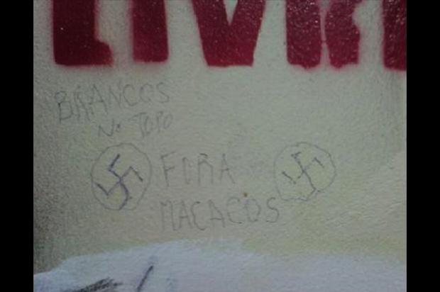 Frases foram encontradas em uma das paredes do diretório das Ciências Sociais, no início desta tarde