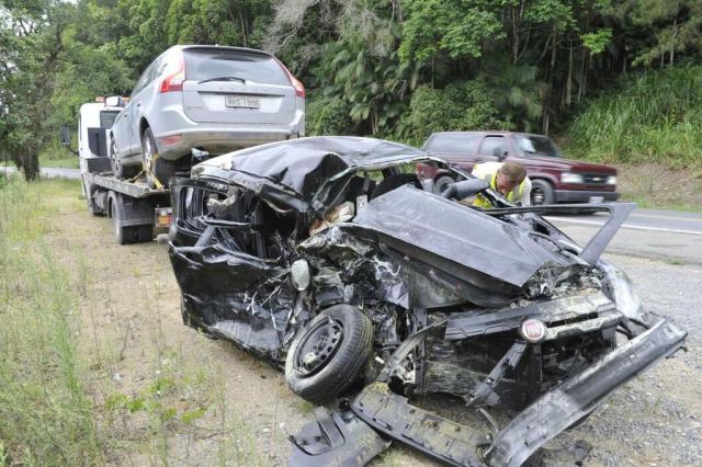 Acidente com três carros na SC-421 entre Blumenau e Pomerode deixa um ferido