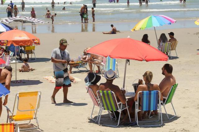  Decreto que regulamenta a utilização de mesas e cadeiras na orla das praias de São Francisco do Sul, provoca divergências entre prefeitura e proprietários de bares e restaurantes. Imagem na Prainha