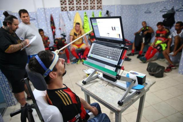  FLORIANÓPOLIS, SC, BRASIL, 05-04-2018: Jovem com paralisia cerebral vira auxiliar técnico no futebol amador em Palhoça. Augusto Delfino.