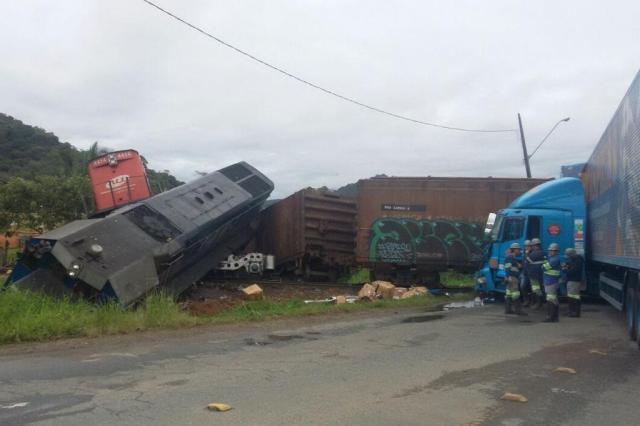 Trem descarrila após acidente com caminhão na Rodovia do Arroz