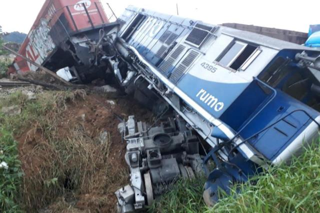 Trem descarrila após acidente com caminhão na Rodovia do Arroz