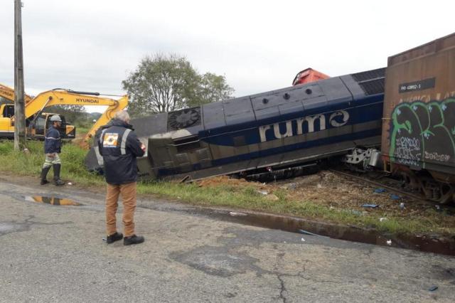 Caminhão bate em trem, que descarrila. Fato ocorreu em Guaramirim