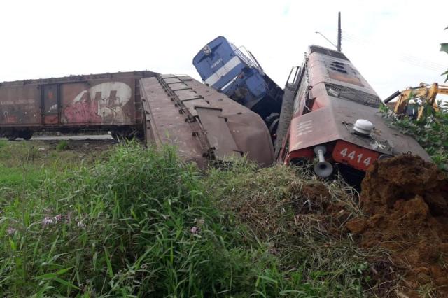 Caminhão bate em trem, que descarrila. Fato ocorreu em Guaramirim