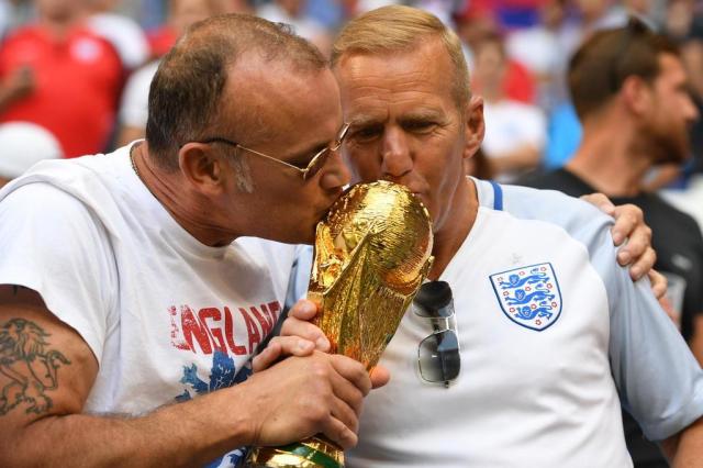   Swedens midfielder Viktor Claesson (L) lives with Englands midfielder Dele Alli during the 2018 World Cup quarter-final football match between Sweden and England at the Samara Arena in Samara on July 7 , 2018. / AFP PHOTO / Yuri CORTEZ / RESTRICTED TO EDITORIAL USE - NO MOBILE PUSH ALERTS / DOWNLOADSEditoria: SPOLocal: SamaraIndexador: YURI CORTEZSecao: soccerFonte: AFPFotógrafo: STF 