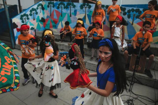  TUBARÃO, SC, BRASIL - 23/08/2018Projeto Orquestra Sons e Latas mantido na Escola Municipal Faustina da Luz Patrício pela ONG Moradia e Cidadania