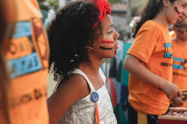  TUBARÃO, SC, BRASIL - 23/08/2018Projeto Orquestra Sons e Latas mantido na Escola Estadual Fábio Silva pela ONG Moradia e Cidadania. Na foto, da esquerda para a direita, Gustavo Matias Elias, Alicia Rosa, Leonardo Alves, Leonardo de Lima e o professor Miro