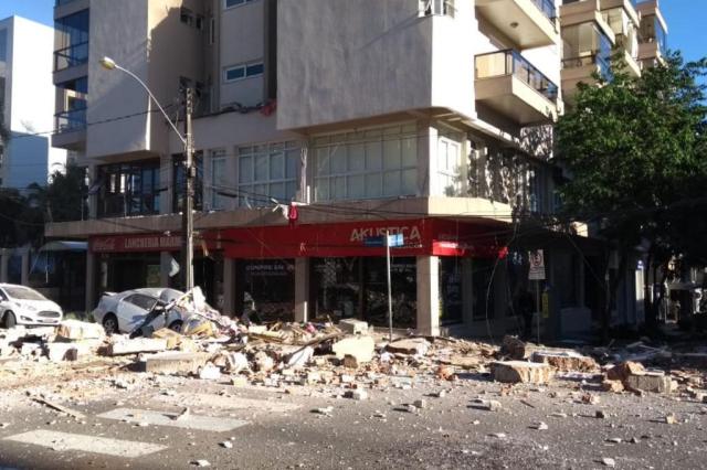 Um incêndio atinge um apartamento na área central de Farroupilha na manhã desta quarta-feira. Segundo o Corpo de Bombeiros, as chamas iniciaram por volta das 7h30min em um dos quatro andares de um prédio que fica na Avenida Independência, próximo ao Hospital São Carlos.