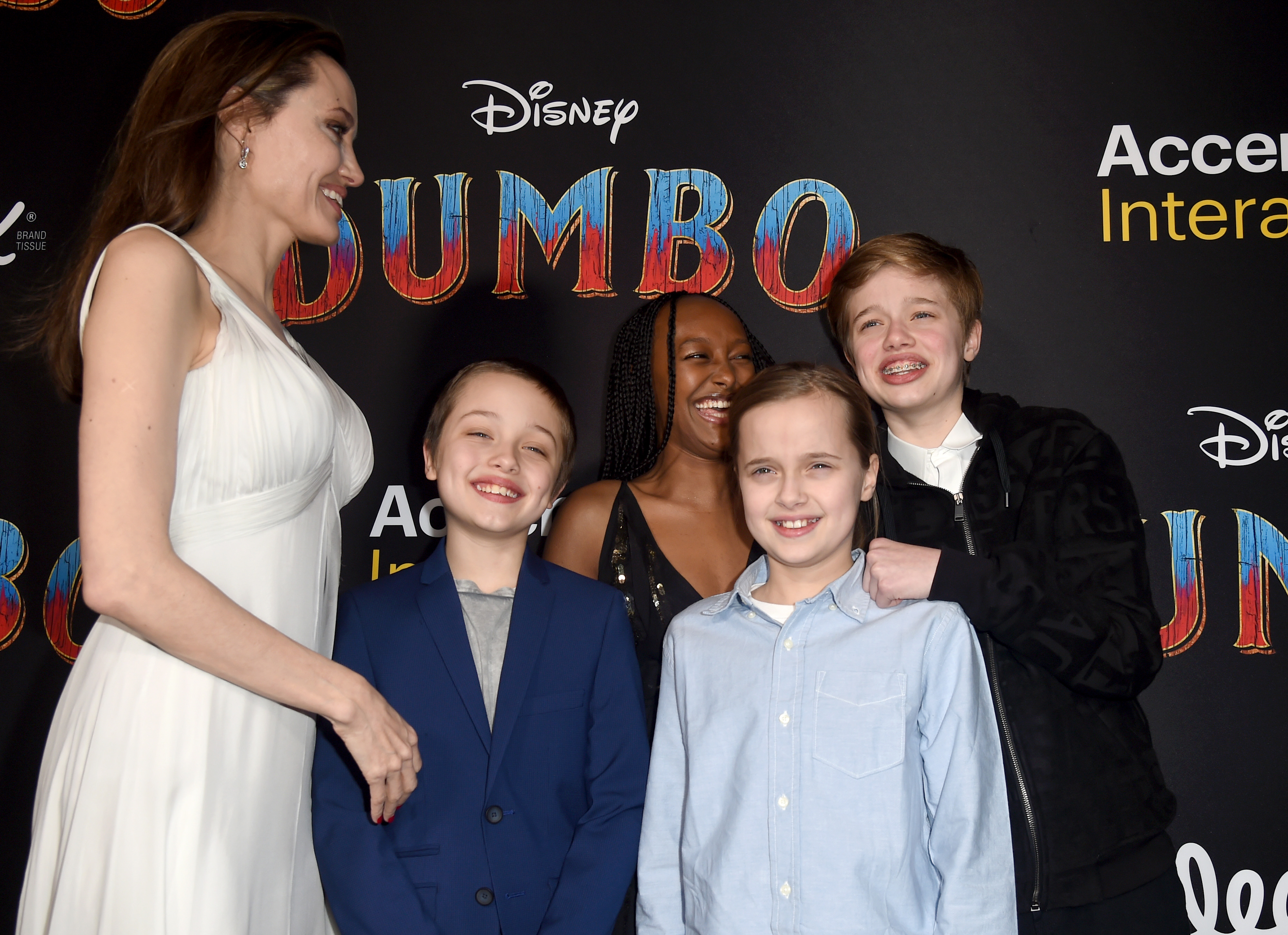 FOTOS: Angelina Jolie posa com os filhos no tapete vermelho de