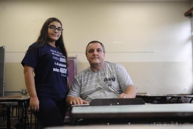  CAXIAS DO SUL, RS, BRASIL (18/02/2020)Instituto Estadual de Educação Cristóvão de Mendoza sofre com problemas estruturais e má fama. Grupo de alunos, ex-alunos, professores, direção e CPM busca mudar a imagem que se formou da escola, que já foi uma das referências no ensino público do Estado. Na foto, Mônica Letícia Kervald, 16 anos e Álvaro Ricardo Kervald, 55 anos  - presidente do CPM. (Antonio Valiente/Agência RBS)Indexador: ANTONIO VALIENTE / AGENCIA RBS  