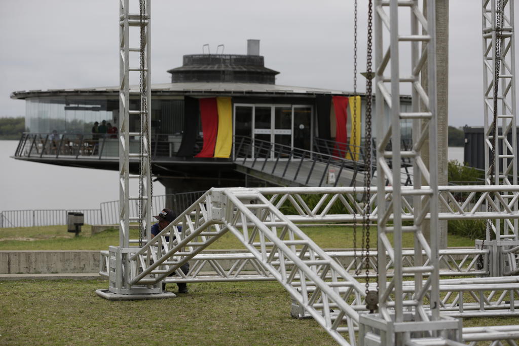 Oktoberfest começa a tomar forma: estruturas dos dois palcos estão sendo  montadas na Orla