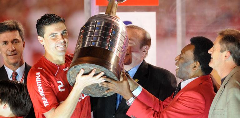 Bolívar - capitão - taça - Pelé - Libertadores - campeão - Inter - estádio Beira-Rio - 19/08/2010