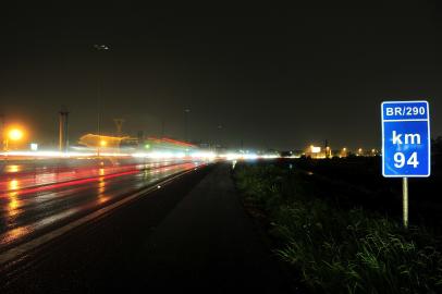 No KM 94 da BR 290 FreeWay nove postes encontram se desligados em frente as obras da Arena do Gremio no Bairro Humaita Indexador freeway,free way,br 290,sem luz,falta de luz,iluminação,falta de iluminação,escuro,perigo,assalto,vila areia