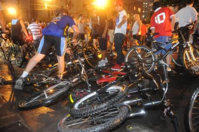 Ciclistas atropelados na esquina das ruas Jose do Patrocinio e Luiz Afonso no bairro Cidade Baixa ciclista,atropelamento,bicicleta,veículo