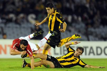 Leandro Damião - Carlos Valdez - Alejandro Gonzalez - Peñarol x Inter - estádio Centenário - Libertadores - Montevidéu - Uruguai - 28/04/2011