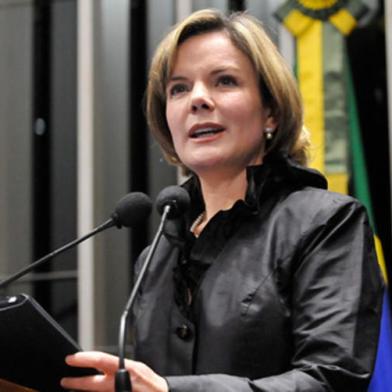 A nova ministra chefe da Casa Civil Gleisi Hoffmann PT PR que toma posse do cargo hoje as 16h30min no Palacio do Planalto fez no comeco da tarde um pronunciamento de despedida no plenario do Senado zol,ministra,casa civil,gleise,hoffmann,discurso,senado,senadora,plenário