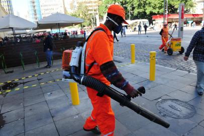 Valdeci Lopes Machado operador de maquina sobrador homem que que limpa as ruas de Porto Algre que muitasa vezes virou atrac cao de turistas vardelei lopes machado,gari,operador de maquina soprador,lixo,poluição