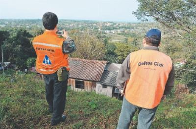 Profissionais da Defesa Civil fotografaram casa na Vila Bilibio que corre risco de soterramento