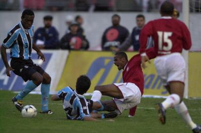 Maquina D1 5021742 Lance do empate do Inter com o Gremio em 0 a 0 no segundo turno do octagonal final do campeonato gaucho 2001 Jogo no Estadio Beira Rio Mauro Galvao da carrinho em Luiz Claudio beira rio,campeonato gaúcho,futebol,gaúchão 21,grenal,grêmio,inter,jogo,luis cláudio,luiz cláudio,luís cláudio,mauro galvão