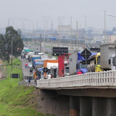 Problemas no icamento do vao movel da Ponte do Guaiba deixa transito parado na saida de Porto Alegre zol,ponte,guaíba,içamento,trânsito,vão móvel,01072011