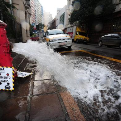 Desperdicio de agua na Rua Riachuelo zol,água,hidrante,desperdício,rua riachuelo,pelas ruas,porto alegre,capital