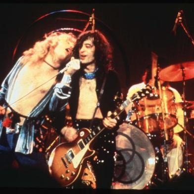 A direita Robert Plant e Jimmy Page em acao em 1975 no auge do Led Zeppelin Ao combinar blues rock e folk o quarteto ajudou a estabelecer as bases para o hard rock e o heavy metal das decadas seguintes A trajetoria esta resumida na recem lancada coletanea Mothership em CD duplo R 50 em media e CD duplo com DVD extra R 100 em media PAGINA 07 robert plant,jimmy page,led zeppelin,banda,música