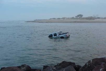 zol carro cai rio tramandaí imbé acidente sequência 14072011