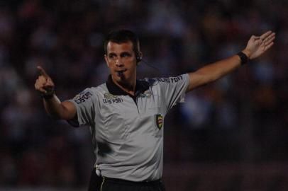 Caxias X Ypiranga Jogo valido pelo primeiro turno do Campeonato Gaucho 2010 disputado no estadio Centenario Na foto arbitro Marcio Coruja caxias,ypiranga,caxias do sul,erechim,gauchão 2010,gauchão,campeonato gaúcho 2010,árbitro,márcio coruja