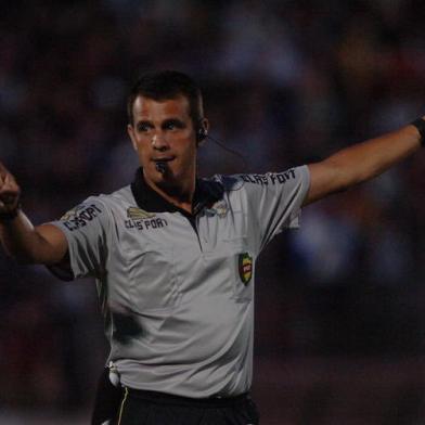 Caxias X Ypiranga Jogo valido pelo primeiro turno do Campeonato Gaucho 2010 disputado no estadio Centenario Na foto arbitro Marcio Coruja caxias,ypiranga,caxias do sul,erechim,gauchão 2010,gauchão,campeonato gaúcho 2010,árbitro,márcio coruja