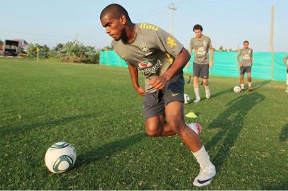 seleção brasileira sub-20 - volante fernando - grêmio - treino - 08/08/2011 