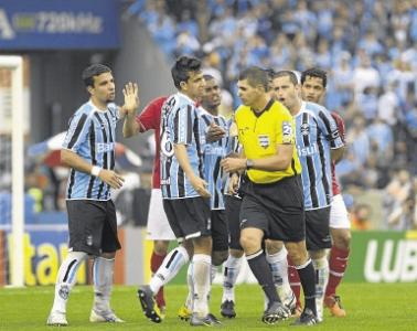 Pertencente ao quadro da Fifa, Marcelo de Lima Henrique foi muito pressionado pelos jogadores do Grêmio por suas decisões, que poderiam ter modificado o resultado da partida