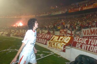 Emerson Souza Inter jogadore III Internacional empata em 2 a 2 com o Sao Paulo no estadio Beira Rio e conquista a Copa Libertadores da America 2006 pela primeira vez Bolivar comemora com a torcida g7cinema,beira rio,bolívar,comemoração,copa libertadores da américa,decisão,estádio beira rio,festa,final,futebol,inter,inter x são paulo,internacional,libertadores 26,vitória