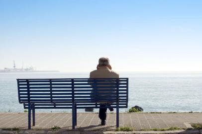 Estima se que atualmente existam no Brasil cerca de 700 mil pessoas com a Doenca de Alzheimer DA Neste dia 21 de setembro e lembrado o dia mundial da doenca considerada um dos problemas neurologicos que mais afetam a populacao mundial Contudo muitas pessoas ainda apresentam muitas duvidas em relacao ao mal e como ele afeta os portadores zol,velho,idade,velhice,alzheimer,saúde,bem-estar