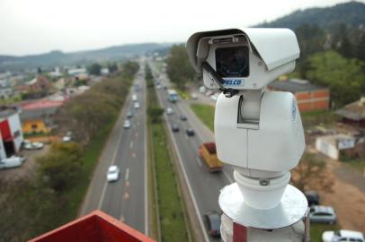 Comecam a ser instaladas as camaras de videos que farao a vigilancia eletronica da br 116 em Novo Hamburgo novo hamburgo,câmaras eletrônicas,vigilância eletrônica,br-116,caâmaras de vídeo,fernando luiz lehn costa,alexandre folchini,plantech engenharia de automação