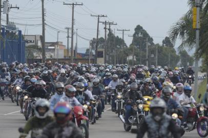 A tradicional procissao de motociclistas em homenagem a Nossa Senhora Aparecida comecou as 8h em Porto Alegre Segundo a Empresa Publica de Transporte e Circulacao EPTC a 37 edicao do evento reune cerca de dez mil pessoas A saida ocorreu na Avenida Augusto de Carvalho ao lado do Parque Mauricio Sirotsky Sobrinho zol,procissão,nossa senhora aparecida,motociclistas,feriado,motos