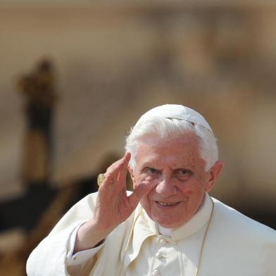 Pope Benedict XVI waves as he arrives for his weekly general audience on September 28 2011 at St Peter s square at The Vatican AFP PHOTO TIZIANA FABI Editoria REL Local Vatican City Indexador TIZIANA FABI Secao religious leader Fonte AFP Fotografo STR Papa,Vaticano,Papa Bento XVI