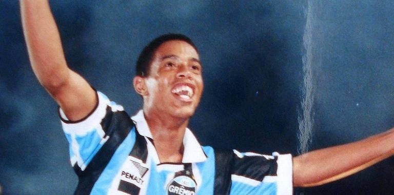 Ronaldinho Gaucho nos ombros do torcedor Guto Calgaro no final do Gre Nal decisivo do Gauchao de 1999 PAGINA 58 Fonte Arquivo Pessoal Fotografo Arquivo Pessoal Data Evento 00 00 1999 ombros,futebol,fã,gre-nal,gre nal,grenal,grêmio,guto calgaro,jogador,ronaldinho,ronaldinho gaúcho,torcedor,ídolo