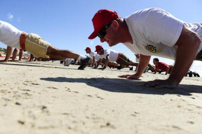 No primeiro dia de treinamento da Operacao Golfinho poucas pessoas alem dos salva vidas apareceram na praia de Tramandai no Litoral Norte zol,tramandaí,praia,litoral,treinamento,operação golfinho,segurança,tempo,mar