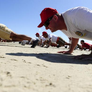 No primeiro dia de treinamento da Operacao Golfinho poucas pessoas alem dos salva vidas apareceram na praia de Tramandai no Litoral Norte zol,tramandaí,praia,litoral,treinamento,operação golfinho,segurança,tempo,mar