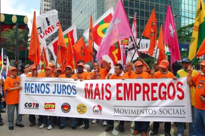 SINDICALISTAS PROTESTO JUROS Comecou por volta das 10h20 o ato das centrais sindicais em frente a sede do Banco Central BC em Sao Paulo para pressionar pela reducao da taxa basica de juros Selic na reuniao do Comite de Politica Monetaria Copom que terminara amanha em Brasilia A manifestacao foi convocada por Forca Sindical Central dos Trabalhadores e Trabalhadoras do Brasil CTB Central Geral dos Trabalhadores do Brasil CGTB Nova Central Sindical de Trabalhadores NCST e Uniao Geral dos Trabalhadores UGT protesto,manifestação,juros,Força Sindical,Banco Central,São Paulo